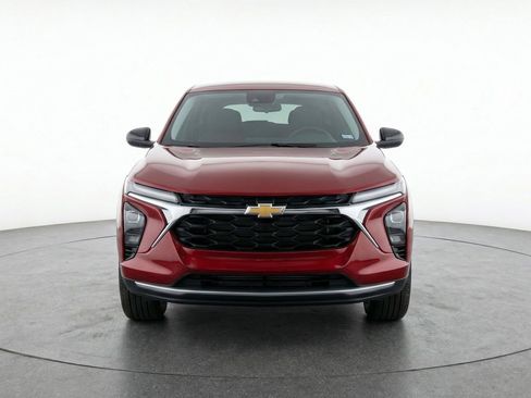 Used 2025 Chevrolet Trax LT image 2