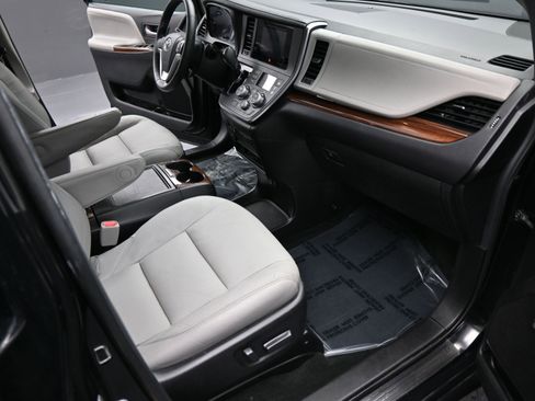 Used 2017 Toyota Sienna Limited Premium image 21