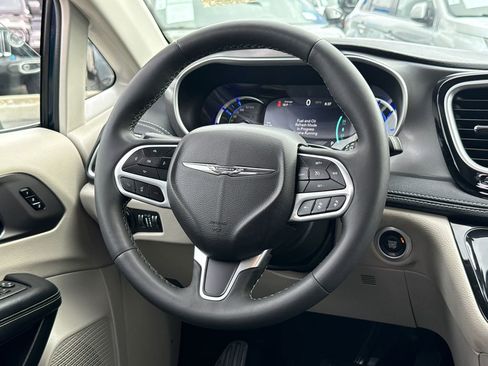 Certified 2023 Chrysler Pacifica Touring-L FWD image 22