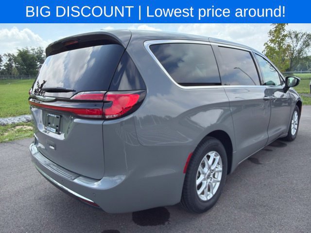 Used 2023 Chrysler Pacifica Touring-L FWD image 9