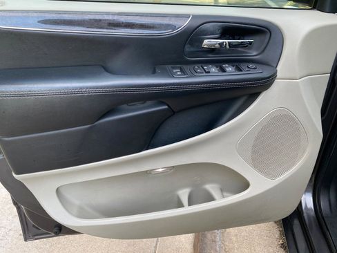 Used 2016 Chrysler Town & Country Touring image 27