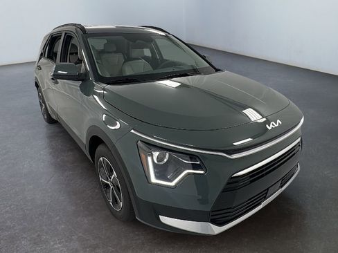 New 2025 Kia Niro EX image 1