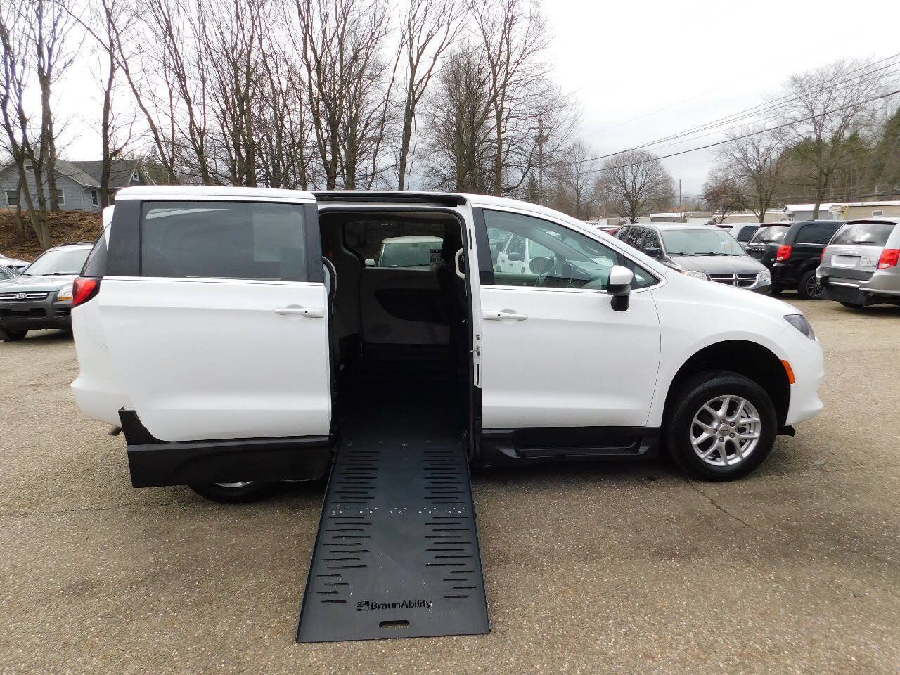 Used 2022 Chrysler Voyager LX FWD image 2
