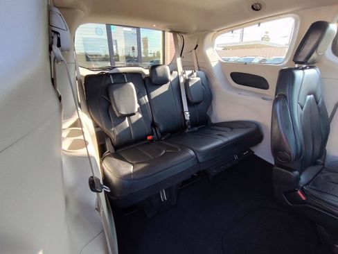 Used 2018 Chrysler Pacifica Touring-L FWD image 47