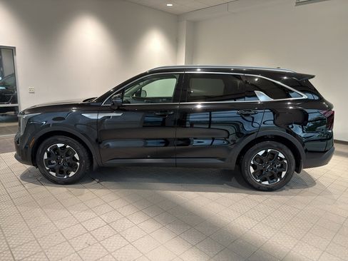 Used 2024 Kia Sorento S w/ Panoramic Sunroof Package image 2
