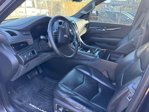Used 2017 Cadillac Escalade ESV Platinum image 3