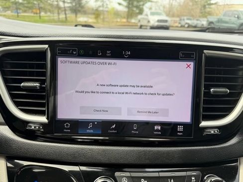 Used 2023 Chrysler Pacifica Touring-L FWD image 31
