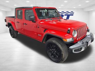 Used 2023 Jeep Gladiator Overland video 3