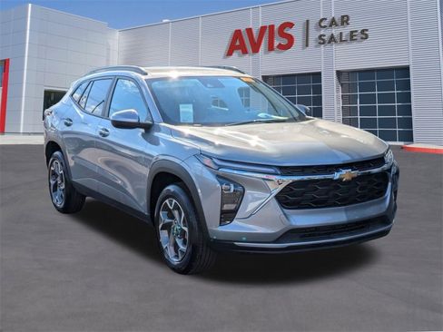 Used 2025 Chevrolet Trax LT w/ LT Convenience Package image 3