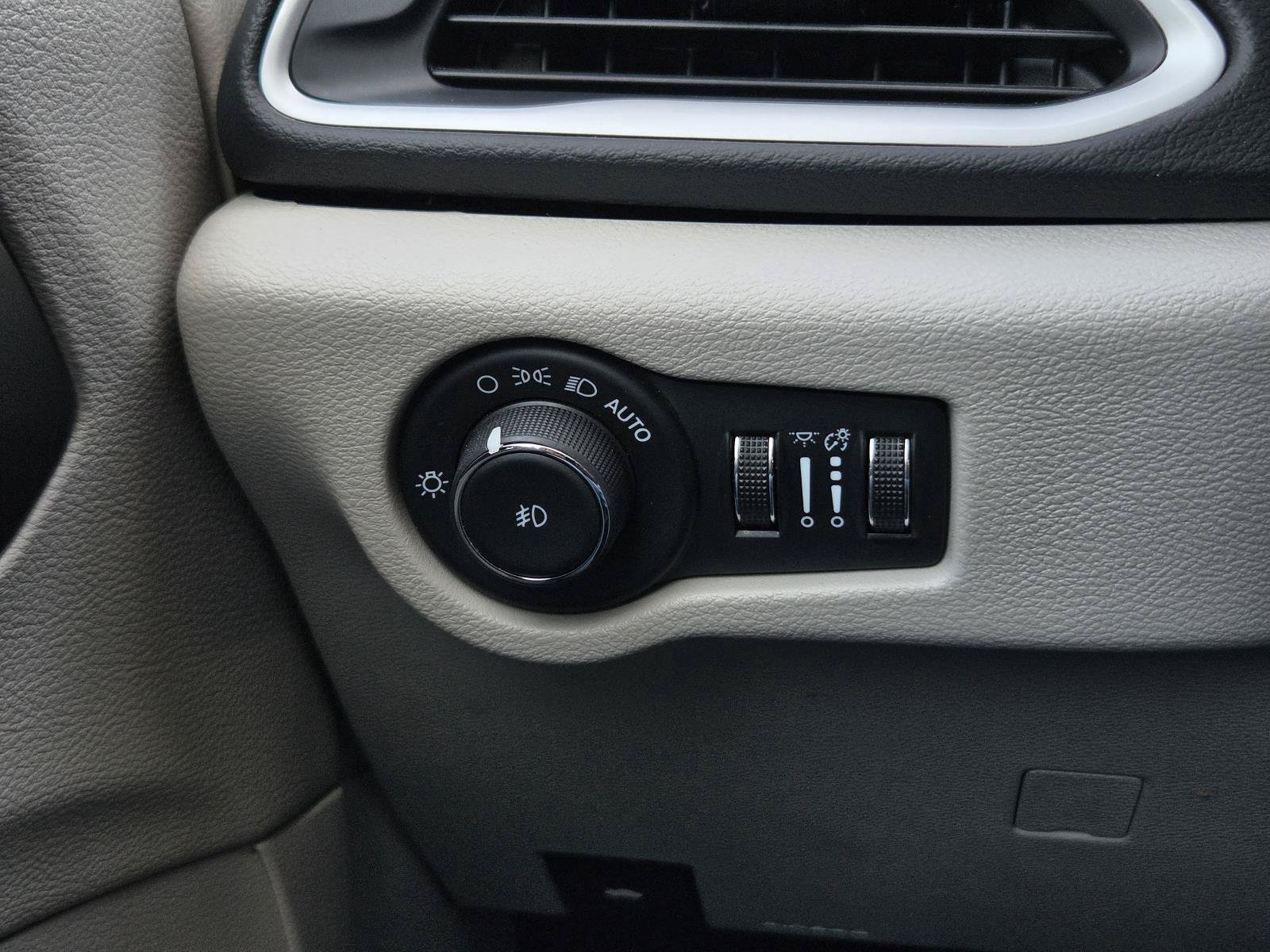 Used 2024 Chrysler Pacifica Touring-L FWD image 19