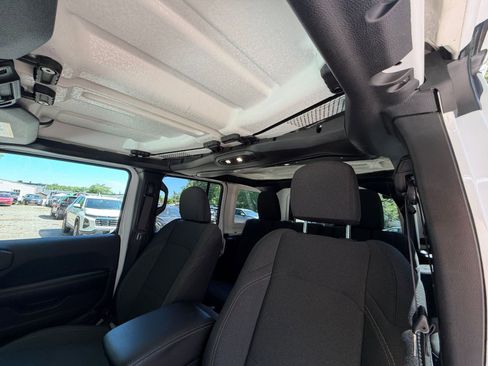Used 2025 Jeep Wrangler Unlimited Sahara AWD/4WD image 29