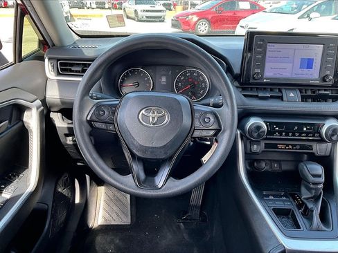 Used 2021 Toyota RAV4 LE image 8