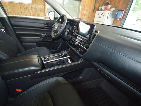 Used 2025 Nissan Pathfinder SV w/ SV Premium Package AWD/4WD image 11