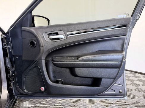 Used 2017 Chrysler 300 S RWD image 40