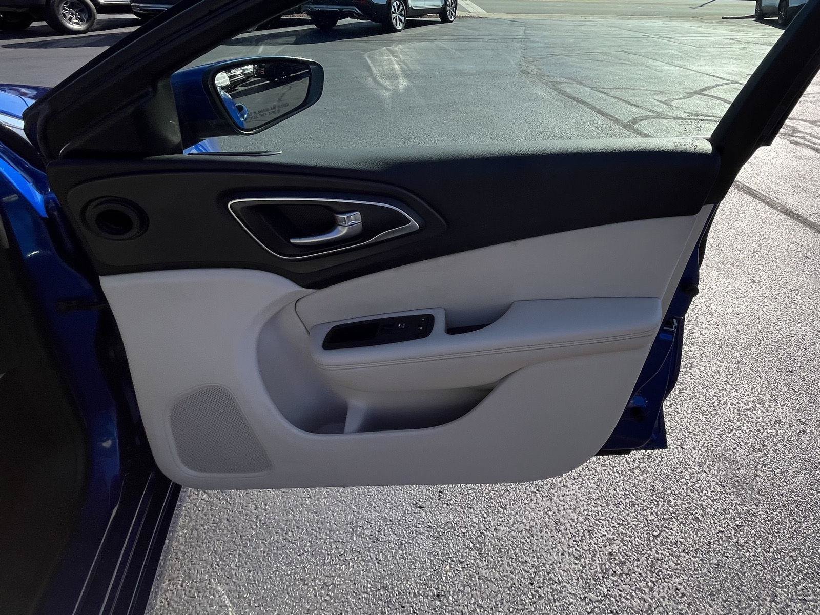 Used 2016 Chrysler 200 Limited FWD image 28