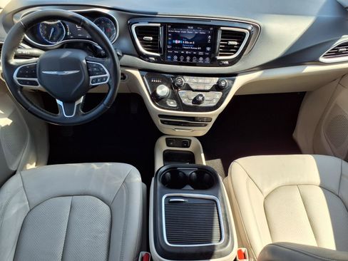 Used 2020 Chrysler Pacifica Touring-L Plus w/ Tire & Wheel Group FWD image 4
