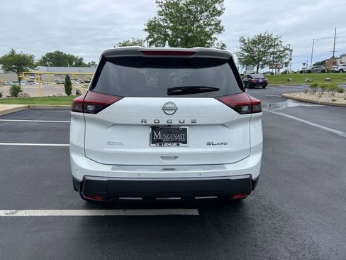 Used 2025 Nissan Rogue SL AWD/4WD image 4