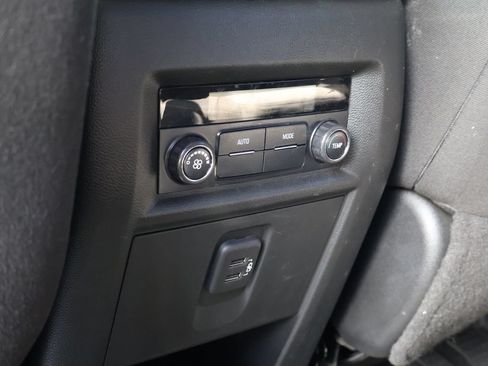 Used 2020 Chevrolet Traverse LT FWD image 34
