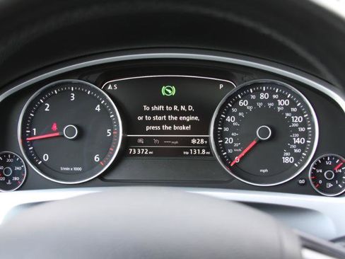 Used 2016 Volkswagen Touareg Sport image 33