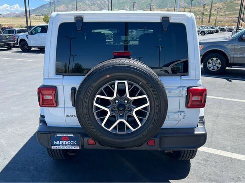 Used 2025 Jeep Wrangler Unlimited Sahara AWD/4WD image 9
