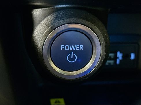 Used 2022 Toyota Venza LE image 21