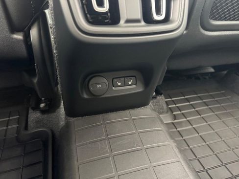 Certified 2025 Volvo XC40 B5 Ultra w/ Climate Package AWD/4WD image 10