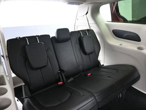 Used 2023 Chrysler Pacifica Touring-L AWD/4WD image 20