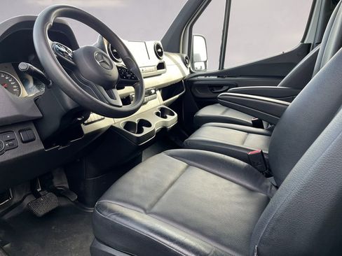 Used 2024 Mercedes-Benz Sprinter 2500 image 8