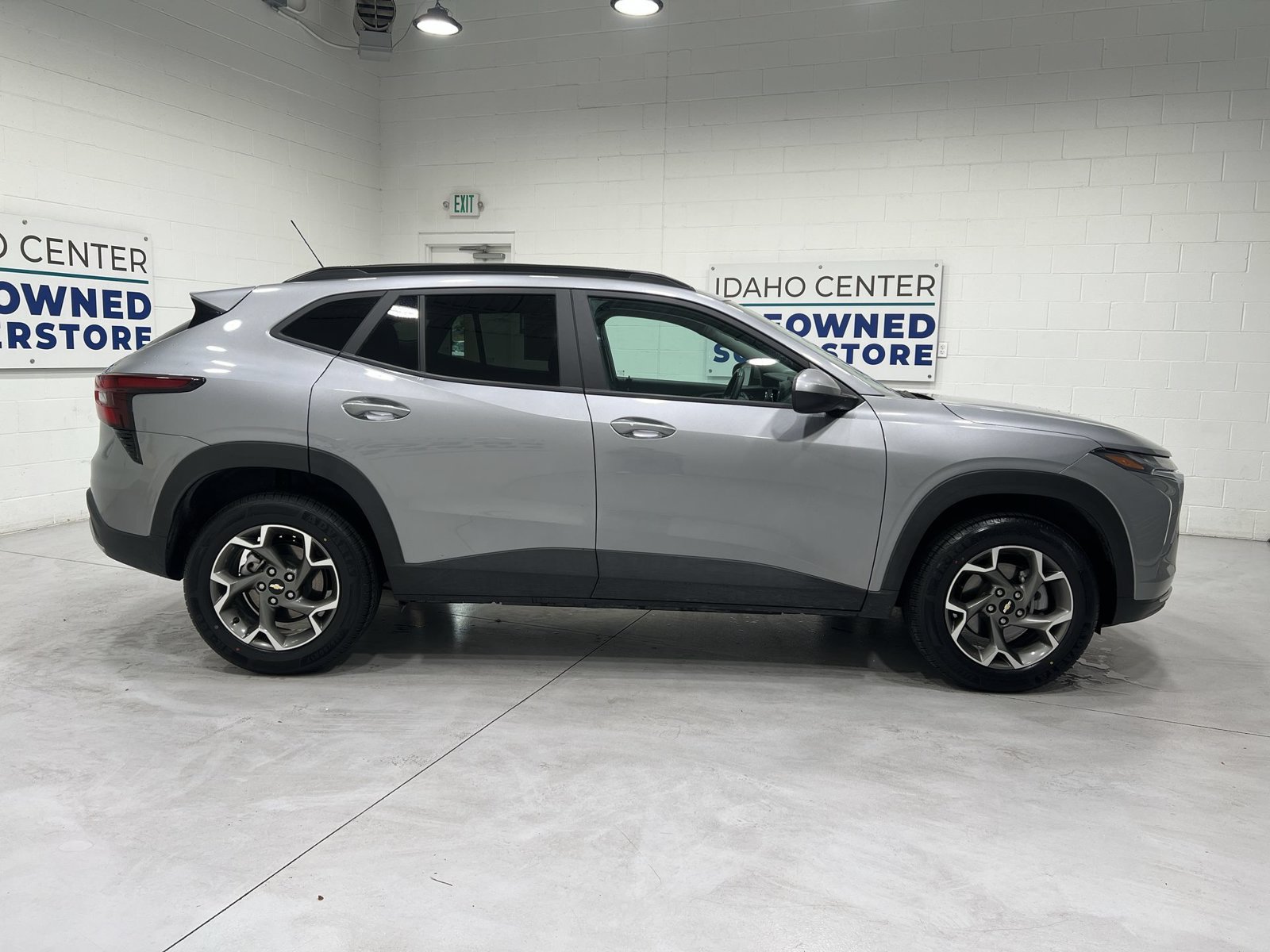 Used 2025 Chevrolet Trax LT w/ LT Convenience Package FWD image 9
