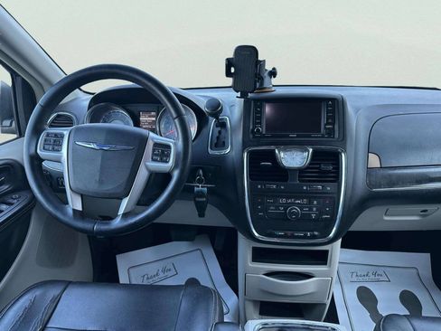 Used 2014 Chrysler Town & Country Touring FWD image 20