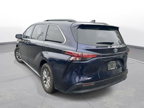 Used 2022 Toyota Sienna XLE image 8