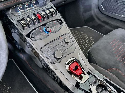 Used 2018 Lamborghini Huracan Performante AWD/4WD image 21