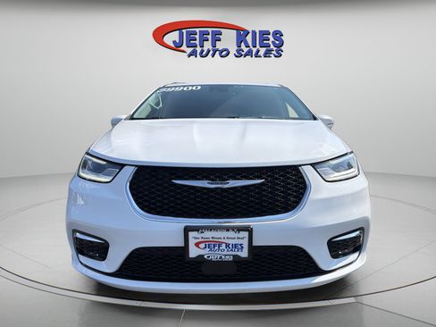 Used 2022 Chrysler Pacifica Touring-L FWD image 2