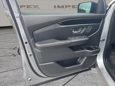 Used 2025 Honda Pilot TrailSport image 27