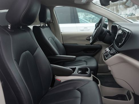 Used 2024 Chrysler Pacifica Touring-L image 11