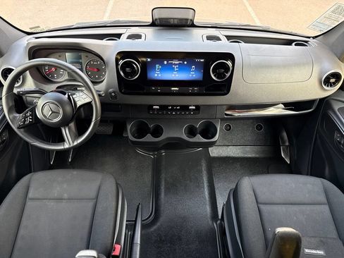 Used 2025 Mercedes-Benz Sprinter 2500 image 17