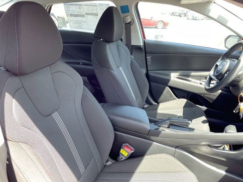 Certified 2025 Hyundai Elantra SE image 50