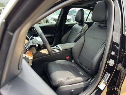 Used 2025 Mercedes-Benz C 300 4MATIC Sedan image 5