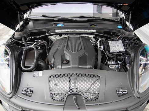 Certified 2025 Porsche Macan image 31