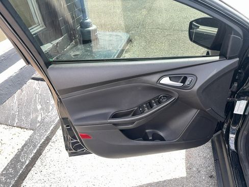 Used 2018 Ford Focus SE w/ SE Appearance Package image 12