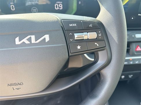 New 2025 Kia K4 LXS image 17
