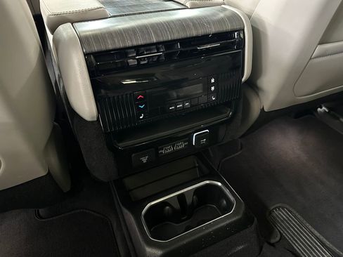 Certified 2024 Jeep Wagoneer Series III AWD/4WD image 40