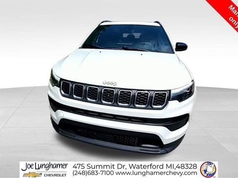 Used 2024 Jeep Compass Latitude w/ Sun and Sound Group AWD/4WD image 3
