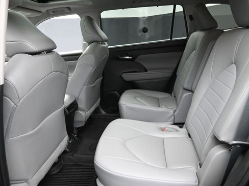 Used 2023 Toyota Highlander L image 13