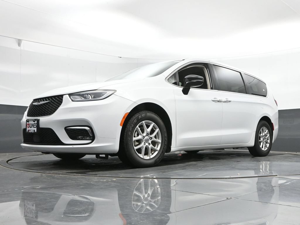 Used 2024 Chrysler Pacifica Touring-L FWD image 45