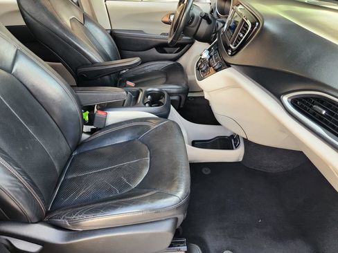 Used 2018 Chrysler Pacifica Touring-L FWD image 16