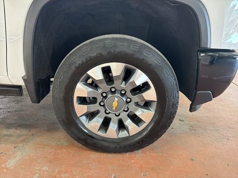 Used 2024 Chevrolet Silverado 2500 Custom w/ Custom Value Package AWD/4WD image 8