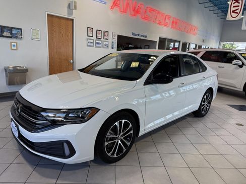 Used 2024 Volkswagen Jetta Sport image 3