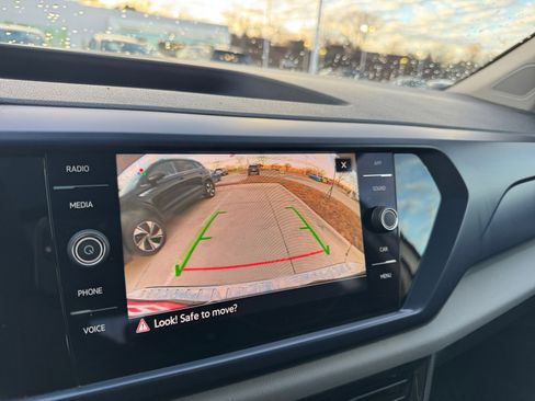 Used 2023 Volkswagen Taos SE w/ Panoramic Sunroof Package image 15