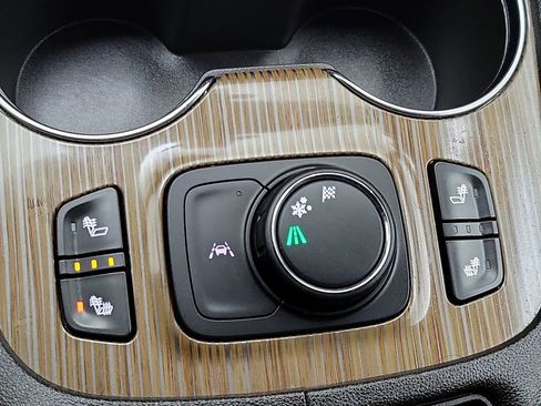 Used 2023 GMC Acadia SLE w/ Driver Convenience Package image 16